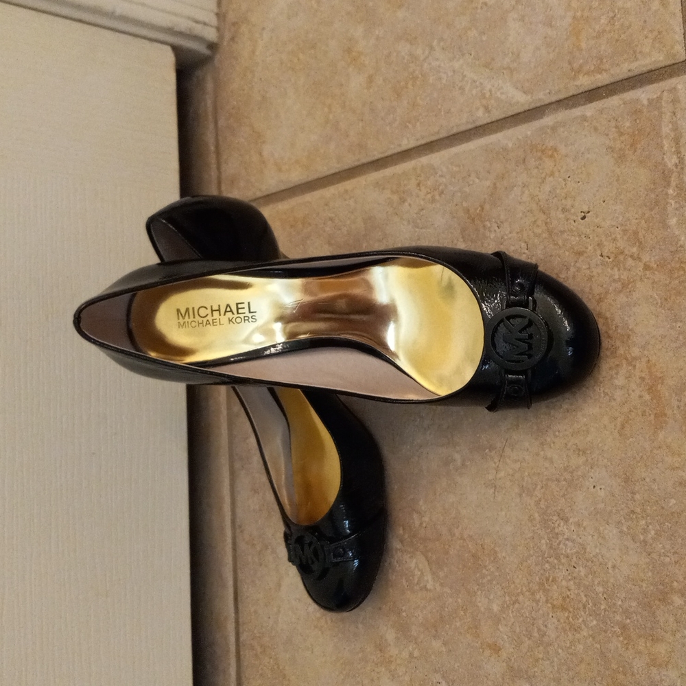 Michael Kors Crinkle Leather Mid Heel Pumps